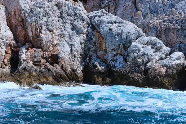 Güzel manzara, deniz ve kayalar 