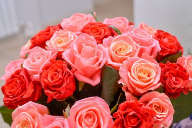 Kutuda güzel bir buket gül