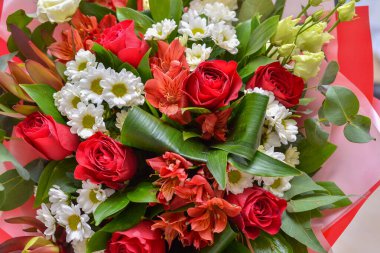 Çiçek buketi yakın.