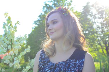 Bahar bahçesinde poz veren güzel genç bir kadın