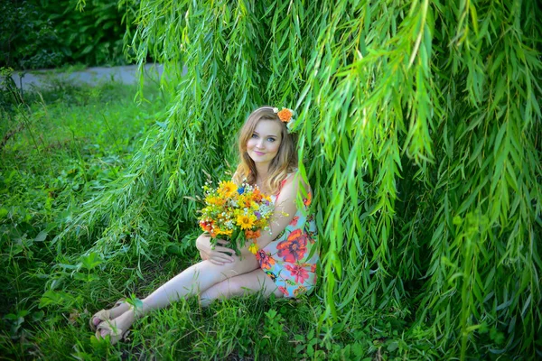 Bella Giovane Donna Posa Nel Giardino Primaverile — Foto Stock