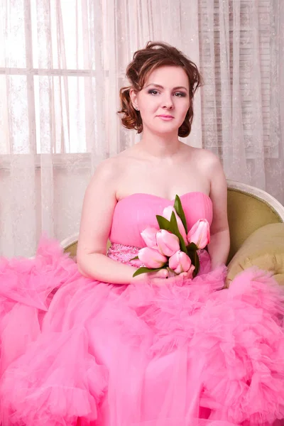 Kobieta Patrzy Naruszenie Myślenia Różowym Tle Piękny Portret Kobiety Sukience — Zdjęcie stockowe