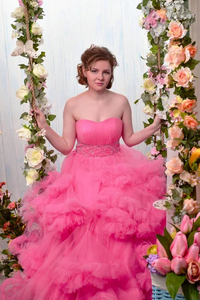 Néz Felé Megsértése Gondolkodás Rózsaszín Háttér Gyönyörű Portré Ruhában Mosolyogva — Stock Fotó