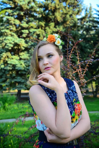 Bahar Bahçesinde Poz Veren Güzel Genç Bir Kadın — Stok fotoğraf