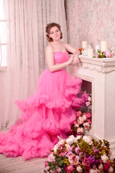 Néz Felé Megsértése Gondolkodás Rózsaszín Háttér Gyönyörű Portré Ruhában Mosolyogva — Stock Fotó