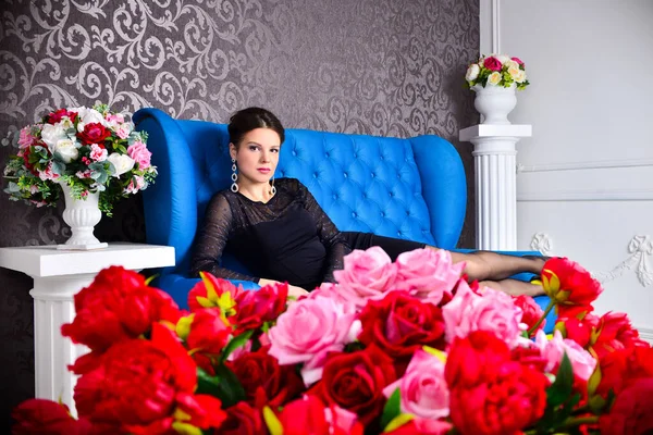 Schöne Brünette Frau Stilvollem Schwarzen Kleid Posiert Luxuriösen Interieur — Stockfoto
