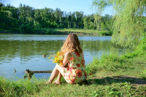 Mooie Jonge Vrouw Poseren Het Voorjaar Park Met Meer Rechtenvrije Stockafbeeldingen