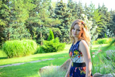 Bahar bahçesinde poz veren güzel genç bir kadın