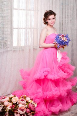 Pembe elbiseli güzel bir esmer.