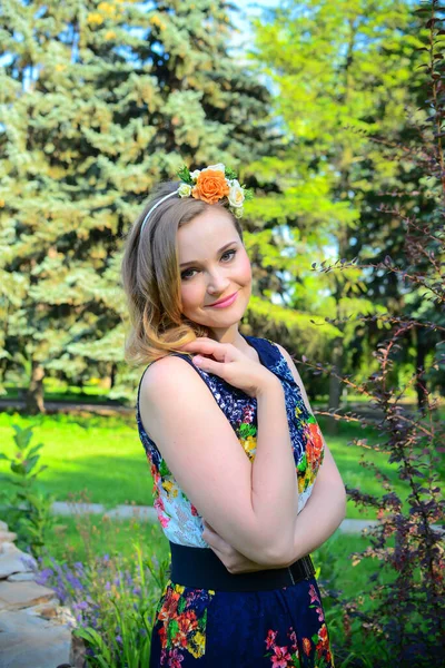 Belle Jeune Femme Posant Dans Jardin Printemps — Photo