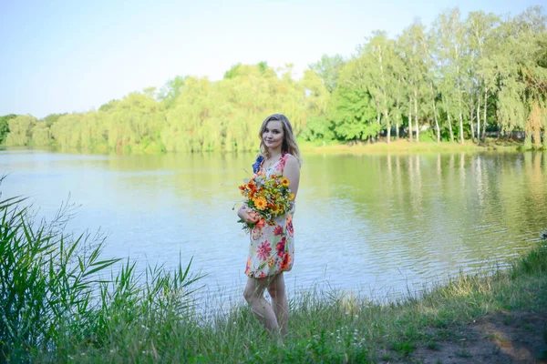 Bella Giovane Donna Posa Nel Parco Primaverile Con Lago — Foto Stock