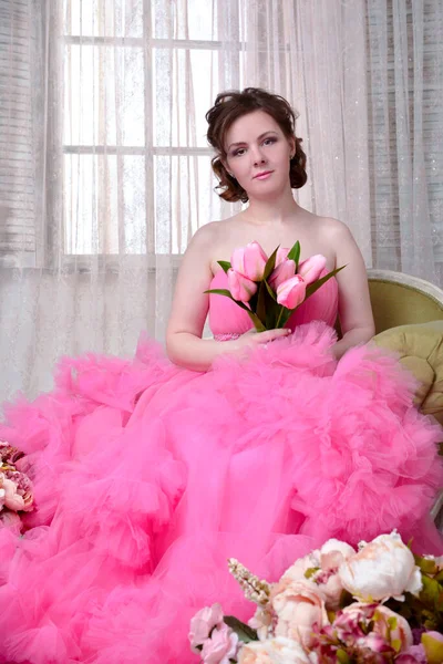 Kadın Pembe Arka Planda Düşünmenin Ihlaline Doğru Bakıyor Elbiseli Güzel — Stok fotoğraf