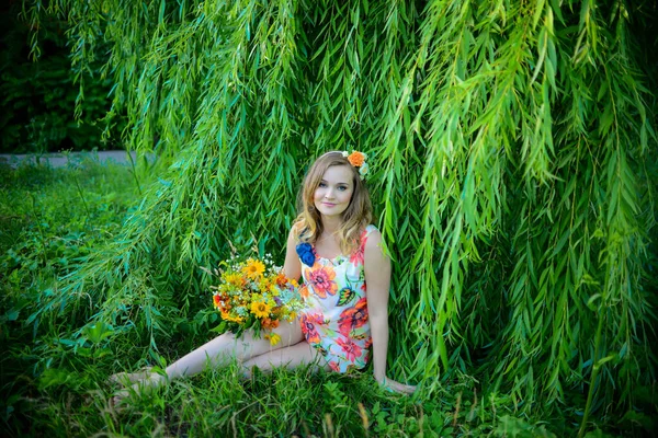 Bella Giovane Donna Posa Nel Giardino Primaverile — Foto Stock