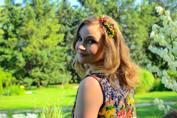 Piękna Młoda Kobieta Pozowanie Wiosennym Ogrodzie — Zdjęcie stockowe