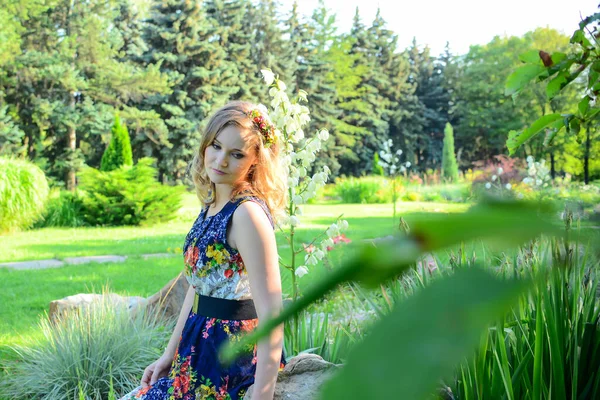 정원에서 포즈를 취하는 아름다운 아가씨 — 스톡 사진