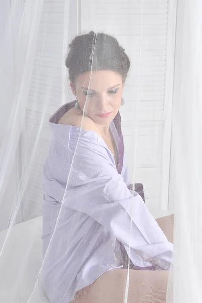 Hermosa Mujer Sexy Camisa Bragas Sentado Cama Blanca — Foto de Stock