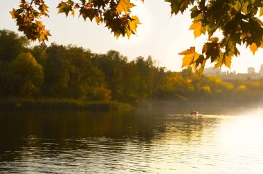 Parkta göl sonbaharın sonlarında teknelerde insanlar vardı..