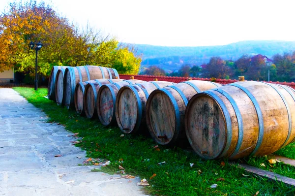 秋に修道院の中庭にある木製のワイン樽. — ストック写真