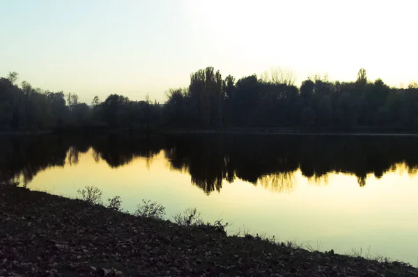 Puesta de sol de otoño en el parque sobre el lago . — Foto de Stock