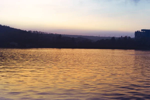 日落时太阳在湖水中的反光. — 图库照片