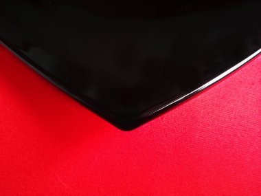 Siyah plaka üzerinde kırmızı masa örtüsü