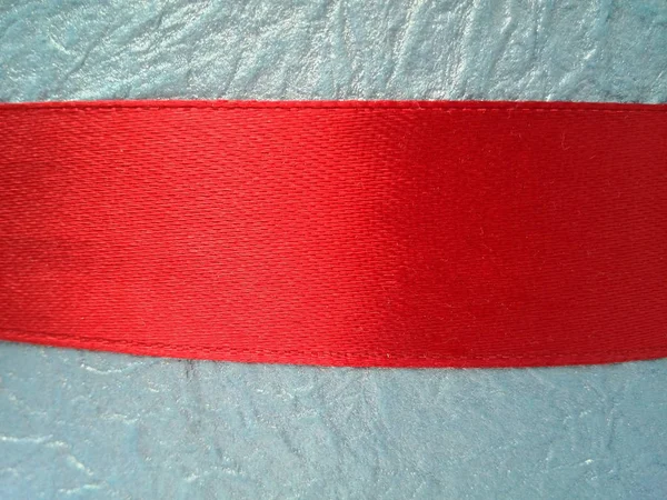 Красная лента на синем фоне — стоковое фото