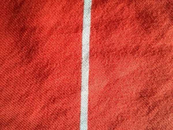 Белая полоса на оранжевой ткани — стоковое фото