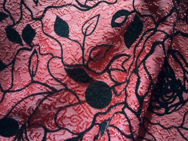 Siyah kırmızı kumaş üzerine tasarımlar