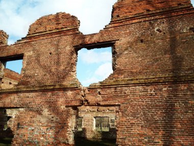 Bir tuğla evin eski harabeleri