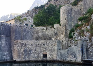 Kotor şehir surları