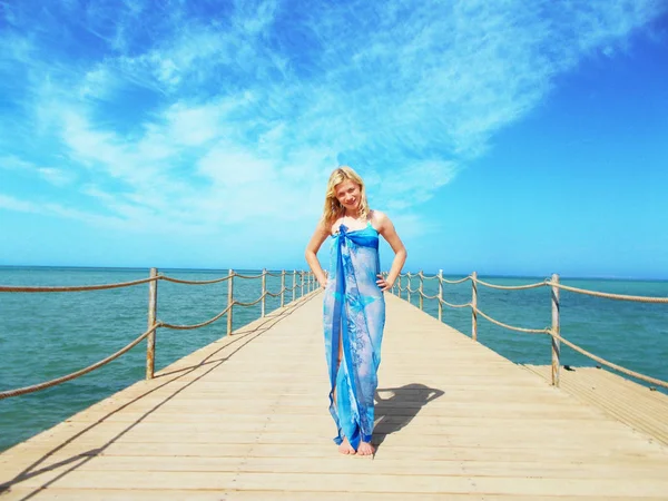 Chica en el muelle en el fondo del mar —  Fotos de Stock