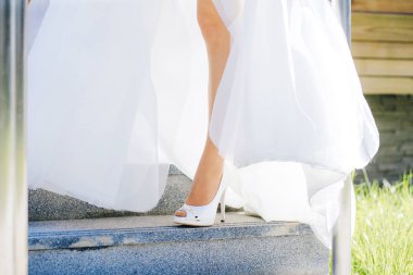 Gelinin bacak üzerinde ayakkabı
