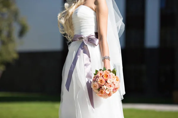 Abito da sposa con fiocco e bouquet — Foto Stock