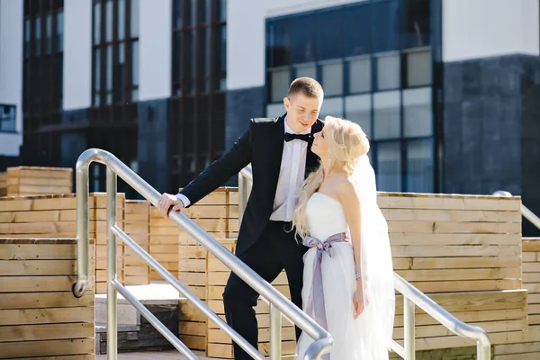 Hochzeitsfotoshooting auf einem Hintergrund aus Glasfenstern — Stockfoto