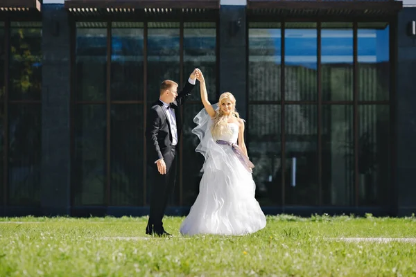 Bruiloft fotoshoot op een achtergrond van ramen — Stockfoto