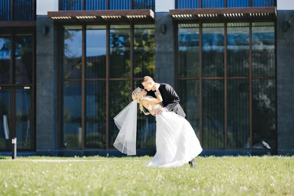 Bruiloft fotoshoot op een achtergrond van ramen — Stockfoto