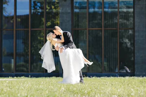 Bruiloft fotoshoot op een achtergrond van ramen — Stockfoto