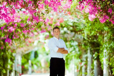 Takım elbiseli adam.