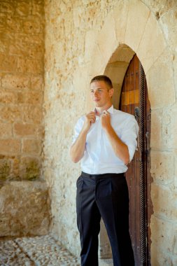 Takım elbiseli adam.