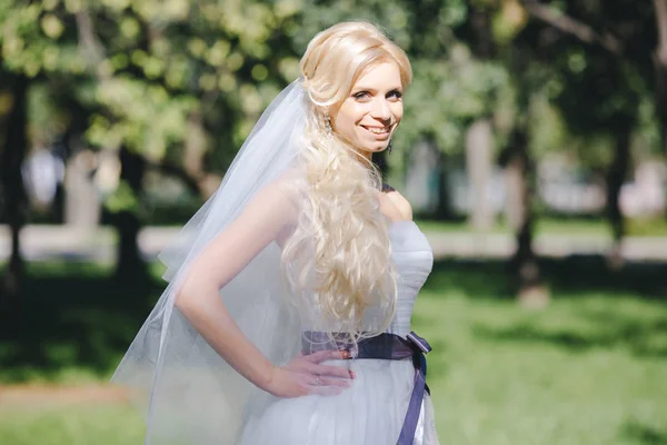 Das Mädchen im Hochzeitskleid — Stockfoto