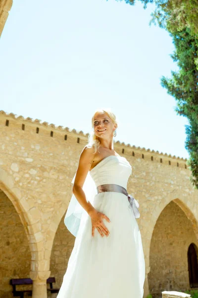 Donna in abito da sposa — Foto Stock