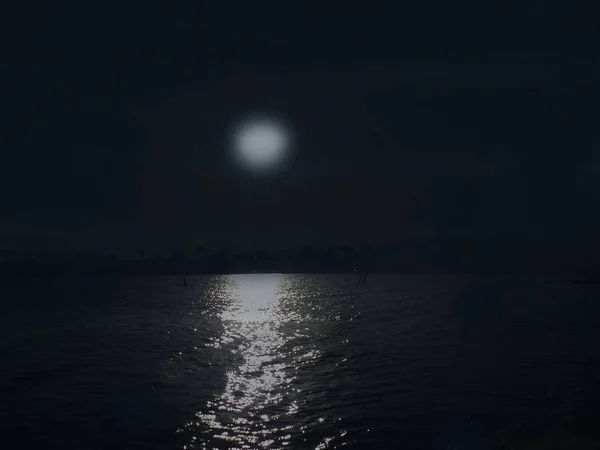Landscape night sun on the water — Stock Photo, Image