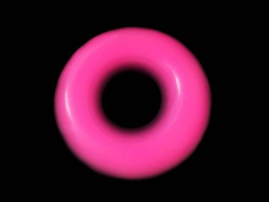 Siyah arka plan üzerine plastik pembe daire