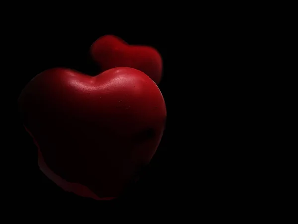 Червоне серце на чорному фоні — стокове фото