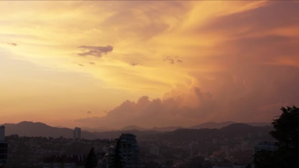 Zonsondergang over de stad Sotsji — Stockvideo