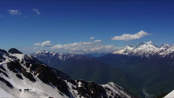 Journée ensoleillée, la vue depuis la rosa hutor — Video