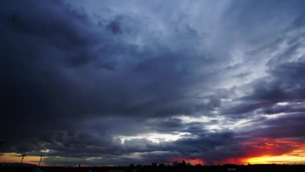 Nubes de plomo a la entrada de la ciudad — Vídeos de Stock