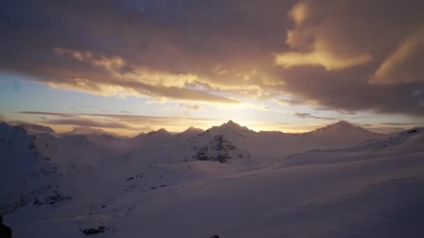 Vista sul tramonto dal Monte Elbrus, altezza 3500m — Video Stock