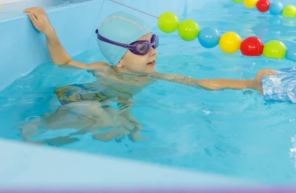 Kleiner Junge schwimmt im Pool, Kind im Glas lernt Schwimmen durch Kriechen. Sport und Verhärtung. Gesunder Geist. Kinder-Wellness-Zentrum — Stockfoto