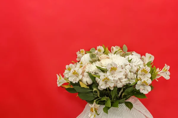ช่อดอกเบญจมาศสีขาวบนพื้นหลังสีแดง ช่อดอกไม้แต่งงาน วันวาเลนไทน์ ผ้าฝ้าย — ภาพถ่ายสต็อก